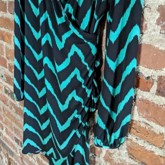 INC International Concepts Petite Medium Black & Green Chevron Dress w/ Ruching - Picture 6 of 10